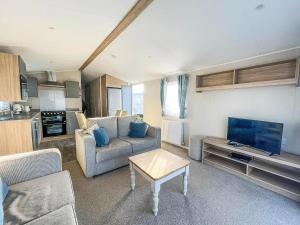 a living room with a couch and a tv at Stunning Caravan For Hire Nearby Hunstanton Beach In Norfolk Ref 23050S in Hunstanton