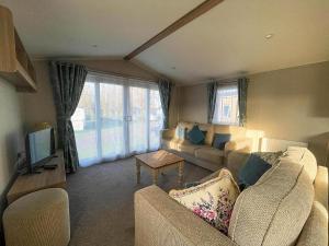 a living room with a couch and a tv at Stunning Caravan For Hire Nearby Hunstanton Beach In Norfolk Ref 23050S in Hunstanton