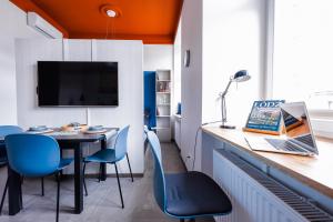 una piccola sala da pranzo con tavolo e sedie blu di City Vibe, free parking, in the city center a Łódź
