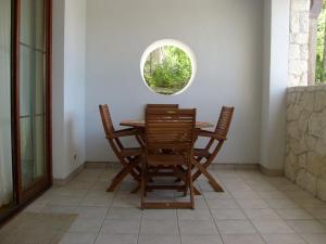 a table and chairs in a room with a round window at Apartament 12 Zacisze - Apartamenty Pod Aniołem in Kazimierz Dolny