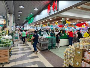 Supermarket nebo jiné obchody v  vily nebo okolí