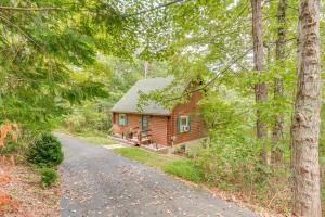 Fotografie z fotogalerie ubytování Retrievers Retreat High Tech Log Cabin Oasis v destinaci Berkeley Springs