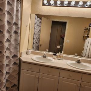 ラスベガスにあるLarge Private room suite, with California King bedの洗面台が2つと大きな鏡があるバスルーム