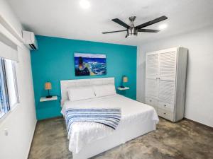 En eller flere senge i et værelse på CasaBella- Private Villa-6 Bed 6 Bath-Beachwalk + 41 billeder