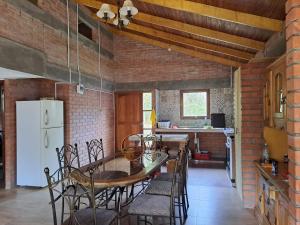 ein Esszimmer mit Tisch und Stühlen in der Unterkunft Acogedora Cabaña Vacacional en los Yungas in Chirca