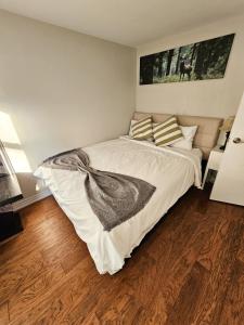 Ένα ή περισσότερα κρεβάτια σε δωμάτιο στο Spacious 2-bedroom ground floor unit near beach