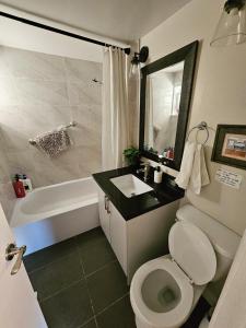 Ένα μπάνιο στο Spacious 2-bedroom ground floor unit near beach +1 φωτογραφίες