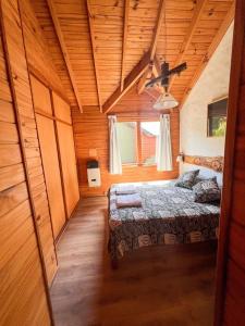 Ένα ή περισσότερα κρεβάτια σε δωμάτιο στο Cabañas Arique +21 φωτογραφίες