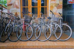 a row of bikes parked in front of a building at Hotel Sanhida Polonnaruwa in Polonnaruwa
