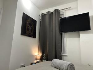 Postel nebo postele na pokoji v ubytování The Prestige Suite - London
