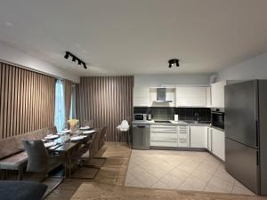 Η κουζίνα ή μικρή κουζίνα στο Garden Towers Residence - Free Underground Parking