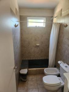 Un baño con inodoro y ducha en Beautiful Casa Madrynense, en Puerto Madryn