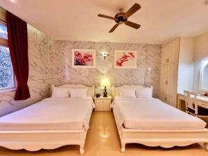 Postelja oz. postelje v sobi nastanitve Tulip Hotel 3