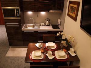 Η κουζίνα ή μικρή κουζίνα στο Apartament 43 "Zachodni" - Pod Aniołem +2 φωτογραφίες