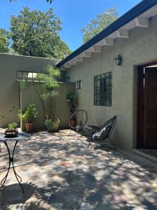 dos sillas sentadas frente a una casa en Casa Luz de Campo, en Guerrero