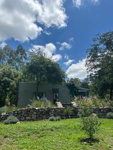 una casa con una pared de piedra en un patio en Casa Luz de Campo, en Guerrero