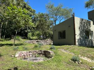 un edificio con una pared de piedra junto a un patio en Casa Luz de Campo, en Guerrero 8 fotos más