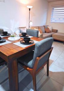 a dining room table and chairs in a living room at Chantli - Departamento Centro Medico IMSS in Guadalajara