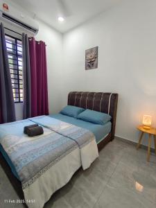 Postel nebo postele na pokoji v ubytování Homestay Tok Abah Jasin