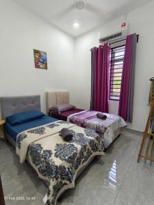 Postel nebo postele na pokoji v ubytování Homestay Tok Abah Jasin