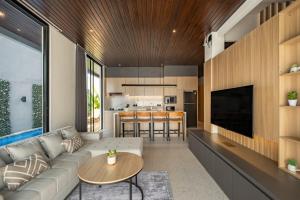 ein Wohnzimmer mit Sofa und Tisch in der Unterkunft Private Villa Ayra 9C By OriVista 10min to Melasti Beach in Uluwatu