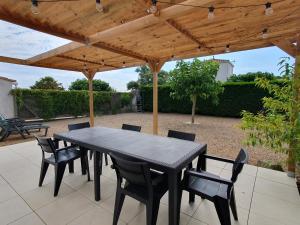 Patio alebo iná vonkajšia časť ubytovania Maison au calme avec jardin, proche plage et commerces, équipée pour famille de 6 personnes - FR-1-476-197