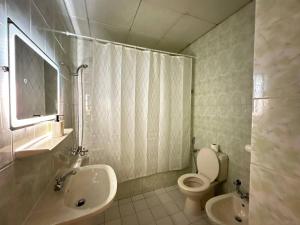 un baño con inodoro y lavabo en Oasis Villa Stay by Lunar, en Abu Dabi 31 fotos más