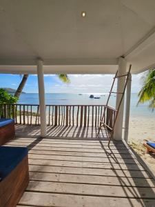 un portico con sedia sulla spiaggia di Blue Lagoon Beach Resort a Nacula Island