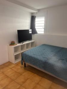 Postel nebo postele na pokoji v ubytování Logement indépendant St leu dans les bas