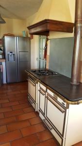 Kuchyňa alebo kuchynka v ubytovaní Mas Chamarel à Sanary-sur-Mer au milieu des vignes et oliviers