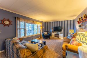 un salon avec un canapé et une télévision dans l'établissement Cabin O' Pines - A Family Friendly Resort, à Orr