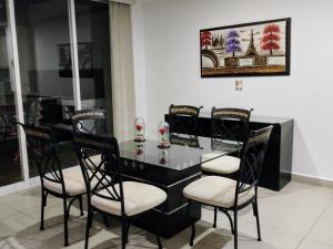 ケレタロにあるϹasa Amazcala Beautiful House in Zibata Golf Clubの黒いテーブルと椅子のあるダイニングルーム