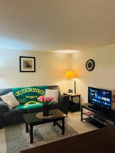 TV a/nebo společenská místnost v ubytování Emerald City Studio Suite