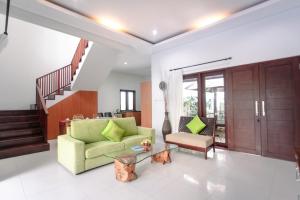 レギャンにあるBali mansion kutaの緑のソファとテーブルのあるリビングルーム