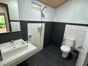Koupelna v ubytování Sari Bungalows
