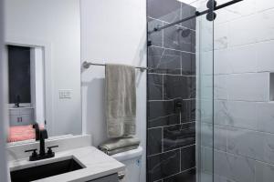 Ένα μπάνιο στο Contemporary Comfort Modern Home +6 φωτογραφίες