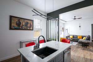 Μια τηλεόραση ή/και κέντρο ψυχαγωγίας στο Contemporary Comfort Modern Home