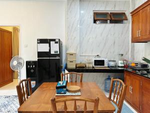 Una cocina o kitchenette en Shantia Villa 10 minutes walk to Double Six Beach Seminyak