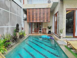 La pileta dentro o cerca de Shantia Villa 10 minutes walk to Double Six Beach Seminyak
