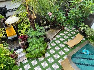 La pileta dentro o cerca de Shantia Villa 10 minutes walk to Double Six Beach Seminyak