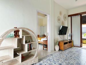 Una televisión o centro de entretenimiento en Shantia Villa 10 minutes walk to Double Six Beach Seminyak