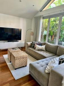 Μια τηλεόραση ή/και κέντρο ψυχαγωγίας στο Grand Prix Convenience Middle Park