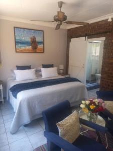a bedroom with a large white bed in a room at Den-Away Guesthouse Self Catering Middelburg Mpumalanga in Mhluzi