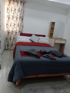 ナーシクにあるStay NC 2BHK apartmentのベッドルーム1室(青い毛布、デスク付)