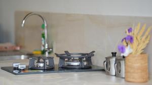 O bucătărie sau chicinetă la AMAN Villas & SPA