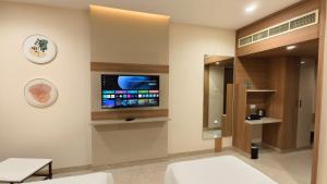 TV a/nebo společenská místnost v ubytování Rathna Residency