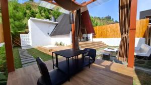 vista su un patio con tavolo e sedie di Heavenly 2 - Private Triangle a Bandung