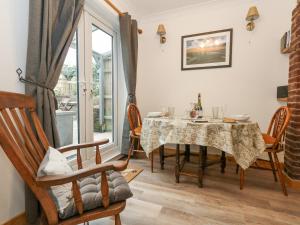 una sala da pranzo con tavolo e sedie di Miller's Cottage a Dorchester
