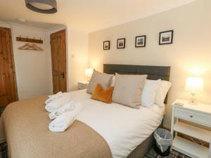 una camera da letto con un letto con asciugamani sopra di Miller's Cottage a Dorchester