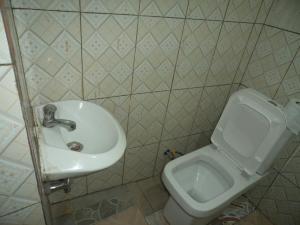 Ένα μπάνιο στο Best Home GuestHouse Musanze
